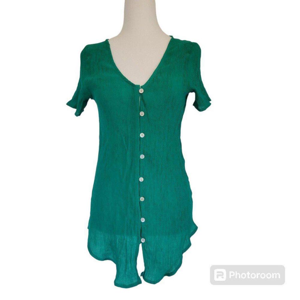 Women's S Lularoe green stretchy form-fitting shirttail hem button down top